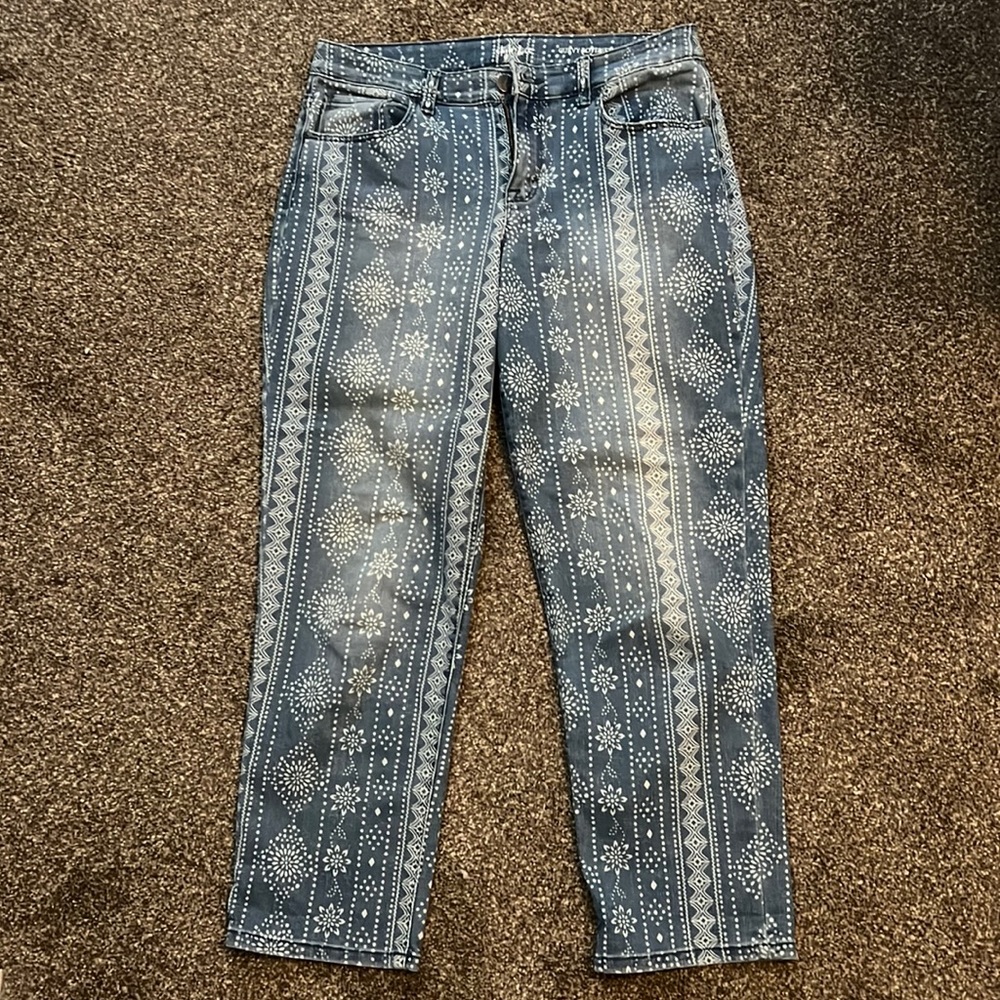 Patterned "curvy boyfriend" cut blue jeans